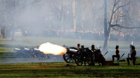 Les militaires de la King's Troop Royal Horse Artillery en train de tirer une salve de 41 coups de canon en honneur d'Elizabeth II à Londres