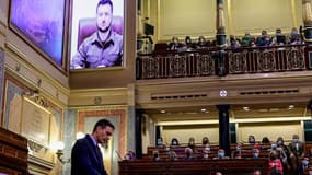 Le Premier ministre espagnol Pedro Sanchez s'adresse à la Chambre des députés espagnole alors que le président ukrainien Volodymyr Zelensky apparaît sur grand écran le 5 avril 2022