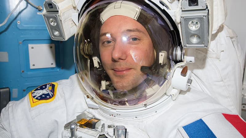 Thomas Pesquet dans sa combinaison spatiale.