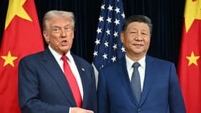 Le président américain Donald Trump (à gauche) et le président chinois Xi Jinping se saluent à leur arrivée à la base aérienne de Gimhae, située à proximité de l'aéroport international de Gimhae à Busan, le 30 octobre 2025.
