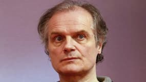 L'écrivain Pierre Bordage pose lors de sa visite au salon du livre de Paris, le 26 mars 2010