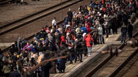 Des civils tendant d'embarquer dans un train à la gare de Kramatorsk, dans le Donbass, mardi 5 Avril 2022