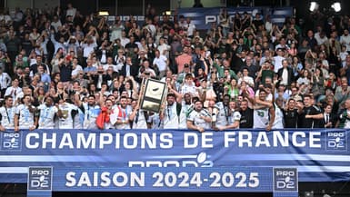 Les joueurs de Montauban avec le bouclier de Pro D2, le 7 juin 2025.