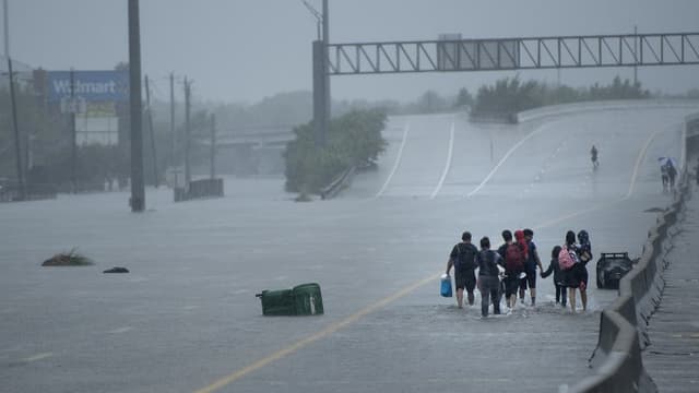 Des habitants de Houston évacuent la ville après le passage de la tempête Harvey au Texas le 27 août 2017