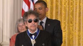 En mai 2012, Barack Obama avait décoré Bob Dylan de la Médaille présidentielle de la liberté.