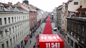 A Sarajevo, où 11.541 chaises rouges ont été alignées vendredi en mémoire du nombre des victimes du siège de la ville martyre, à l'occasion du vingtième anniversaire du déclenchement de la guerre de Bosnie (1992-95). /Photo prise le 6 avril 2012/REUTERS/D
