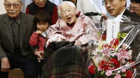 Misao Okawa entourée de ses proches. Cette japonaise née le 5 mars 1898, était jusqu'à mercredi, la doyenne de l'humanité.