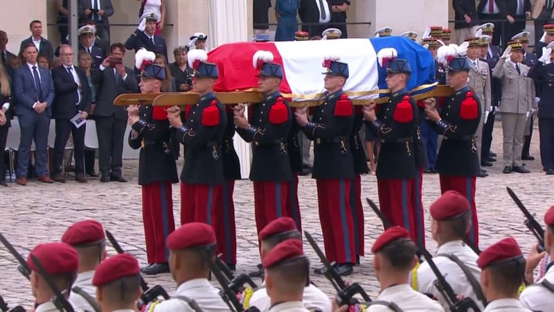 Le cercueil du général Georgelin quitte la cour des Invalides