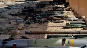 D'importants stocks de munitions abandonnés par l'armée de Mouammar Kadhafi restent sans surveillance dans l'est de la Libye, comme ici près d'Ajdabiah. Les nouvelles autorités libyennes avancent des raisons budgétaires pour expliquer cette situation qui