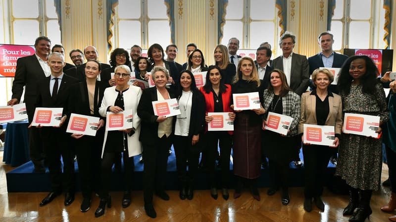 Franck Riester, ministre de la Culture, a accueilli ce jour la signature de la Charte "Pour les femmes dans les médias" (PFDM), initiée par l’association éponyme créée par Françoise Laborde et Laura Lemens Boy, et dirigée par Laurence Bachman et Bouchera Azzouz.