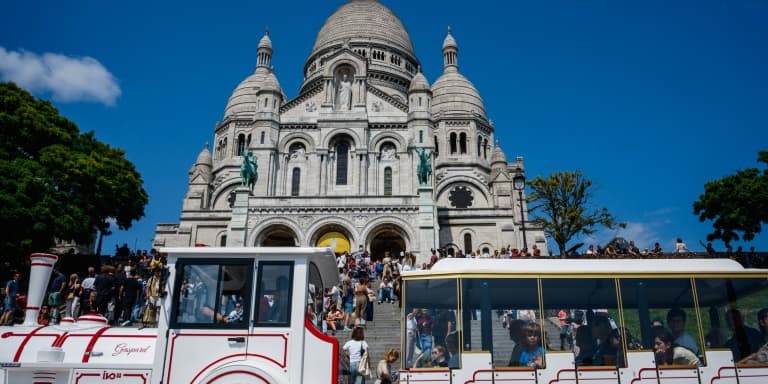 Un petit train passe devant la basilique du Sacré-Coeur, le 5 août 2025 à Paris (photo d'illustration)