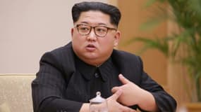 Photo du dirigeant nord-coréen Kim Jong Un prise lors d'une réunion du Bureau politique le 9 avril 2018 fournie par l'agence officielle nord-coréenne KCNA