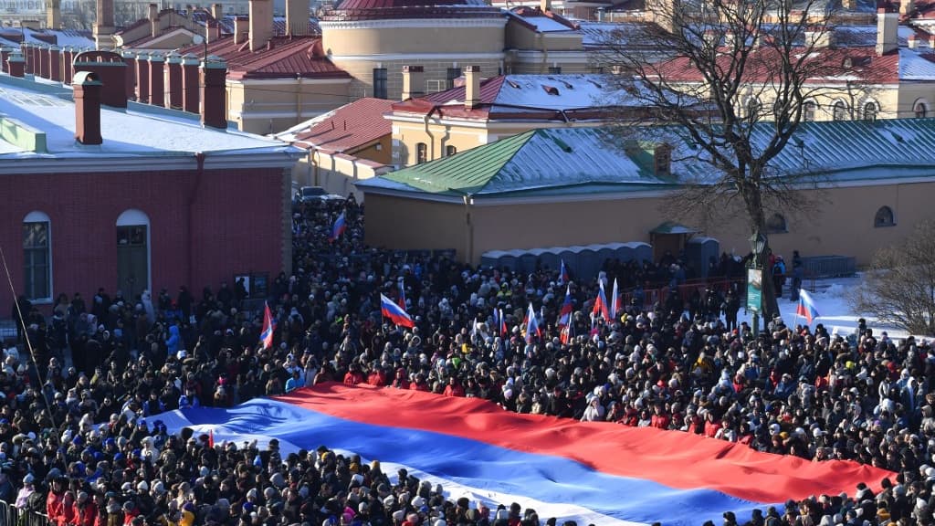 Un drapeau russe géant lors des célébrations de la prochaine Journée du défenseur de la patrie à Saint-Pétersbourg, le 22 février 2023. Un drapeau russe géant lors des célébrations de la prochaine Journée du défenseur de la patrie à Saint-Pétersbourg, le 22 février 2023.