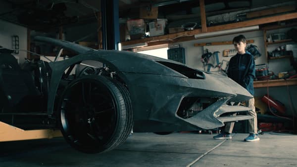 La Lamborghini que Xander et son père construisent dans leur garage.