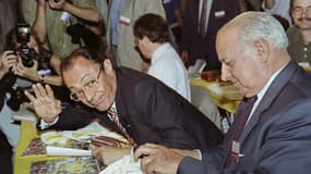 Élu premier secrétaire du PS en avril 1993, Michel Rocard aura échoué à fédérer les "éléphants" du parti autour de lui. Ici l'ex-Premier ministre le 2 juillet 1993 avec Claude Estier.