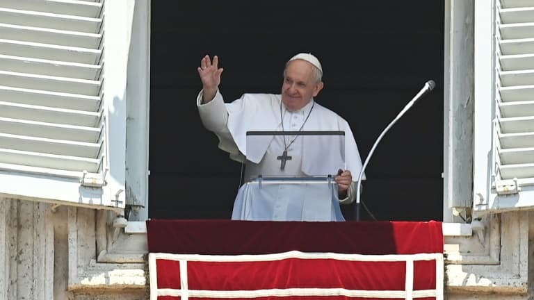 Le pape François salue les fidèles sur la Place Saint-Pierre au Vatican, dimanche 12 janvier 2020