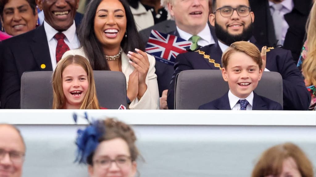 La princesse Charlotte et le prince George de Cambridge lors du concert organisé pour le jubilé de la reine Elizabeth à Londres.