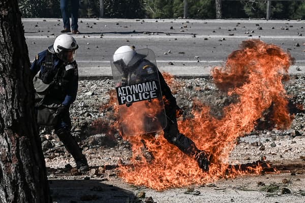 Les policiers grecs font face aux émeutes anti-migrants, le 26 février (MANTAMÁDOS, GRÈCE) Les policiers grecs font face aux émeutes anti-migrants, le 26 février (MANTAMÁDOS, GRÈCE)