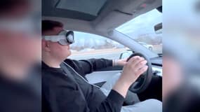 Un utilisateur de l'Apple Vision Pro se mettant en scène au volant d'une Tesla