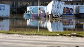 Des camions pratiquement noyés sous l'eau après des fortes pluies à Houston, le 10 juin 2001. (Photo d'illustration)