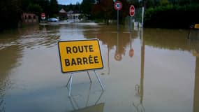 Un panneau routier indiquant "route bloquée" sur une rue inondée par le passage de la dépression Kirk à Pommeuse (Seine-et-Marne), le 10 octobre 2024.