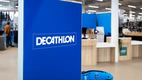 Cette photo prise le 23 avril 2024 montre le logo de Decathlon à l'intérieur d'un magasin Decathlon. (Illustration)