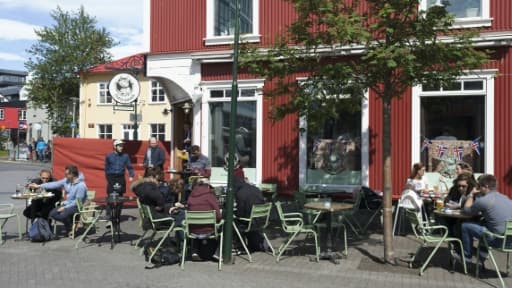 Des touristes assis à la terrasse d'un café à Reykjavik le 1er juillet 2016