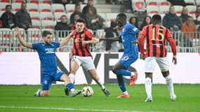 Tom Louchet au duel lors du match entre Nice et les Rangers, le 28 novembre 2024