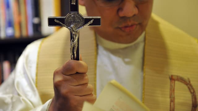 Un prêtre-exorciste philippin, en 2011. (photo d'illustration)