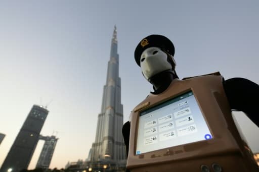 Un officier robot de la police de Dubaï, lors d'une cérémonie dans la capitale des Émirats arabes unis, le 31 mai 2017