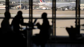 Des passagers dans l'aéroport d'Orly, image di'illustration.