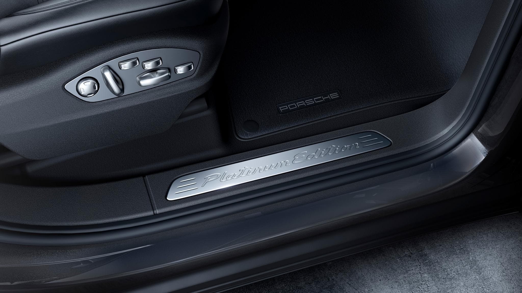 Des plaques en acier en pas de porte rappellent que ce Cayenne est une édition spéciale. 