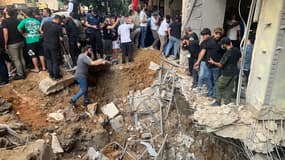 Des gens vérifient les dégâts suite à une frappe israélienne dans la banlieue sud de Beyrouth le 20 septembre 2024.