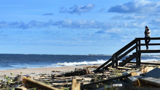 L'ouragan Matthew, affaibli avant de frapper la côte est des Etats-Unis, a fait trois morts en Floride.