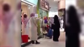 Un membre de la police religieuse en Arabie saoudite a empêché une femme d'entrer dans un magasin sous prétexte qu'elle ne portait pas de gants.