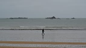 Un homme marche sur une plage lors du verrouillage à Saint-Malo, dans l'ouest de la France, le 16 novembre 2020. (Photo d'illustration)