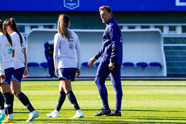 Hervé Renard à l'entraînement avec les joueuses Hervé Renard à l'entraînement avec les joueuses