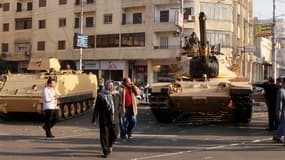 L'armée s'est déployée jeudi autour du palais présidentiel au Caire et a exigé le départ des partisans et des adversaires du président égyptien, Mohamed Morsi, après des affrontements qui ont fait cinq morts. /Photo prise le 6 décembre 2012/REUTERS/Asmaa