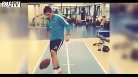 Jovetic régale aux jongles avec un ballon de foot US