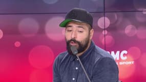 "On vie dans une époque hardocre et il faut faire "réflérire"" explique Redouanne Harjane, humoriste
