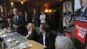 François Hollande lors d'un meeting dans un café à Bastia, dimanche. Entre attaques en règle de Nicolas Sarkozy, poussée de Jean-Luc Mélenchon et gestion des suites des tueries de Toulouse et Montauban, François Hollande est mis au défi de préserver sa pl