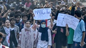 Des étudiants portent des pancartes alors qu’ils défilent lors d’une manifestation pour condamner le viol présumé d’une étudiante à Lahore, le 16 octobre 2024.