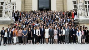 Les 308 députés, membres de La Republique En Marche (LREM) posent avec Richard Ferrand, le nouveau président du groupe à l'Assemblée, le 24 juin 2017