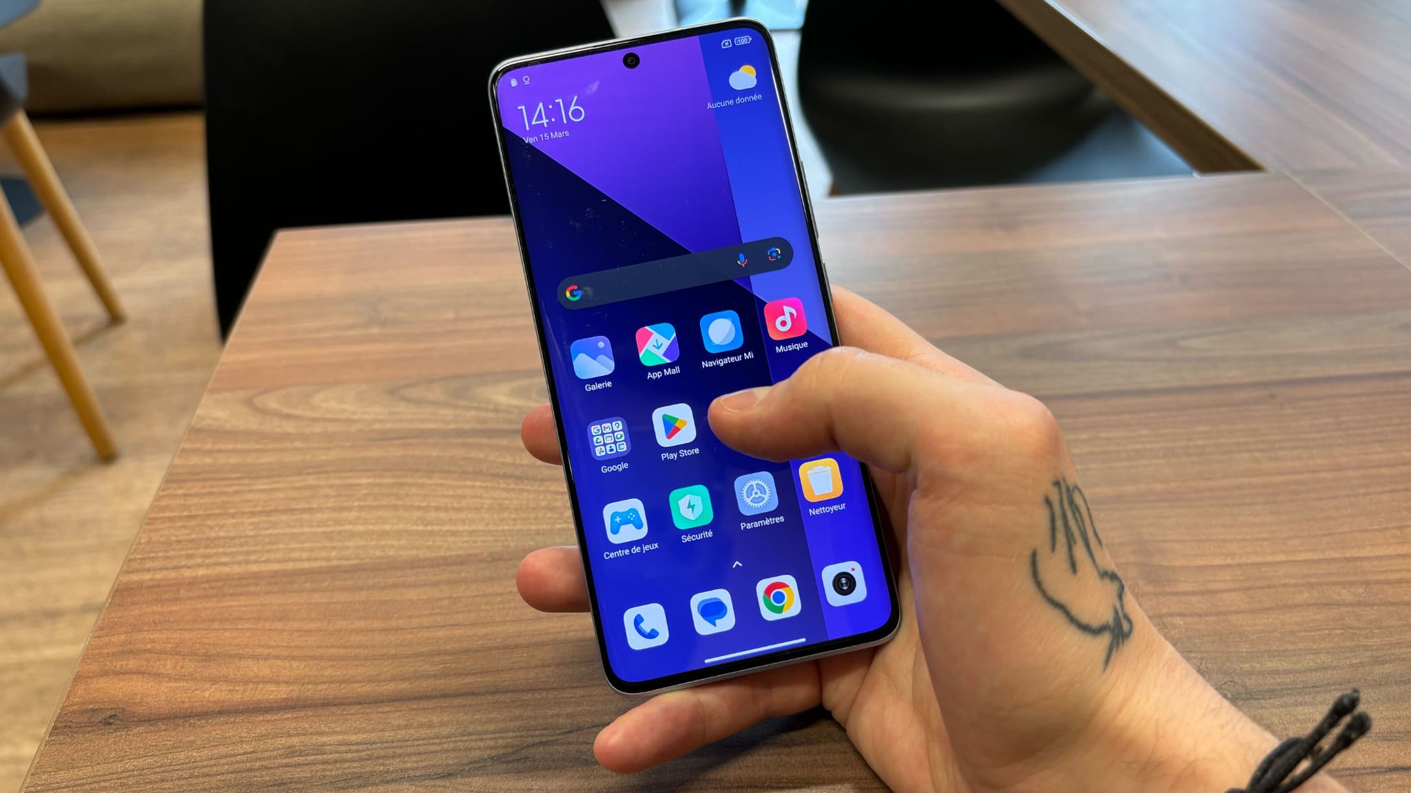 Avec son large écran AMOLED, le Redmi Note 13 Pro+ offre une luminosité maximale. Avec son large écran AMOLED, le Redmi Note 13 Pro+ offre une luminosité maximale.