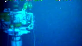 Capture d'écran d'une vidéo diffusée par BP montrant le dôme de confinement installé par le groupe pétrolier sur le puits de pétrole endommagé du Golfe du Mexique. Ce dispositif semble contenir la marée noire causée par l'explosion d'une plate-forme pétro
