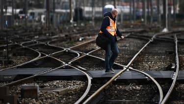 Outre la CGT-Cheminots, l'Unsa ferroviaire (2e syndicat à la SNCF) et SUD-Rail (3e syndicat), FO-Cheminots (5e, non représentatif) a aussi appelé à une grève reconductible à partir du 5 décembre. Manquait à l'appel la CFDT-Cheminots, jusqu'à présent