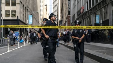 Des policiers new yorkais près de la station de métro Fulton Street à Manhattan, vendredi 16 août 2019.