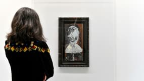 Une visiteuse admire le "Buste de mousquetaire" de Pablo Picasso dont 25.000 internautes se sont portés acquéreurs, au Musée d'art moderne et contemporain de Genève, le 27 avril 2018