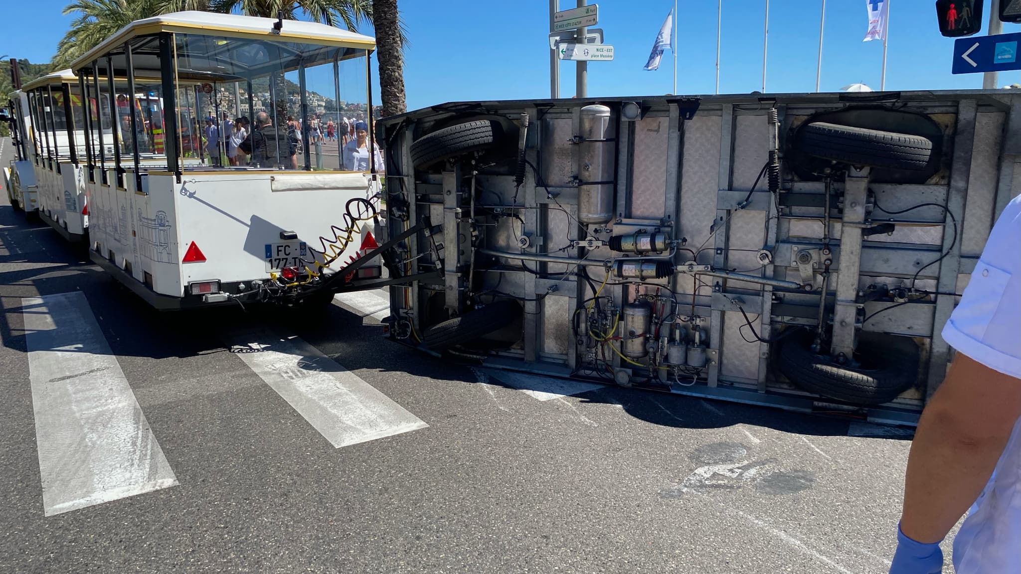 Un petit-train s'est renversé sur la promenade des Anglais.