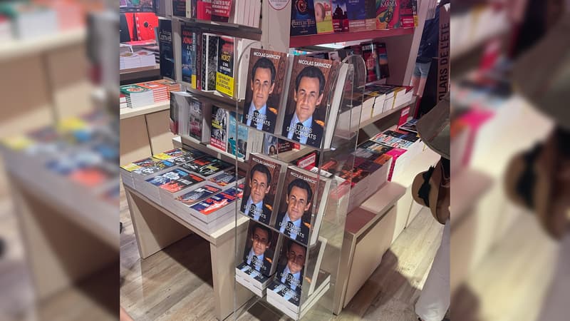 Le nouveau livre de Nicolas Sarkozy dans une boutique de l'aéroport de Nice.
